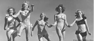 Um ano após o lançamento, peça já começava a se popularizar. Na foto, um grupo de mulheres na Suécia, no verão europeu de 1947