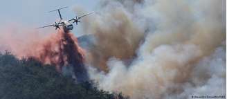 Avião combate incêndio florestal na França: calor intenso alimentou incêndios no continente