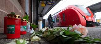Homenagem em plataforma ao funcionário de trem morto por passageiro
