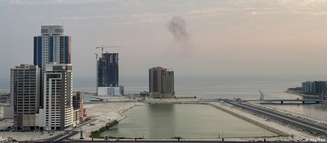 Fumaça é vista no horizonte após um míssel ser interceptado em Manama, no Bahrein