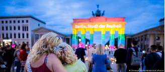 Centenas de pessoas participaram de uma vigília diante do Portão de Brandemburgo em homenagem às vítimas do ataque à Parada do Orgulho LGBTQ+ de Berlim.