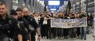 Dezenas de pessoas protestaram no aeroporto de Leipzig-Halle contra a deportação