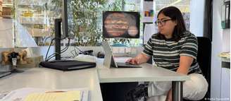 A iraniana Anahita Abdollahi concilia o mestrado na Universidade de Colônia com um minijob em uma biblioteca, experiência que, segundo ela, ajudou na adaptação ao mercado de trabalho alemão e na prática do idioma.