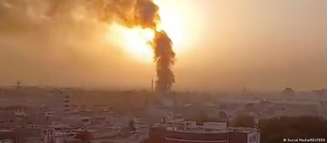 Rastro de fumaça deixado por ataque aéreo americano à cidade iraniana de Ahvaz em 30 de julho