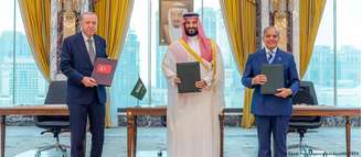 O presidente turco Recep Tayyip Erdogan (E), o príncipe saudita Mohammed bin Salman e o premiê paquistanês Shehbaz Sharif (D) se reuniram em Meca, na Arábia Saudita