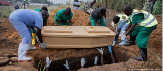 Equipes de saúde enterram vítima de Ebola no epicentro da epidemia na RDC