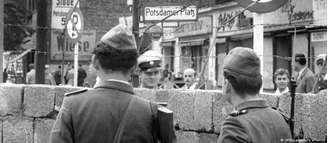 Guardas da Alemanha Oriental observando policiais de Berlim Ocidental em frente ao muro que passou a separar a cidade em 1961