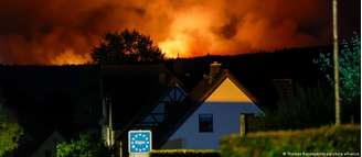 Várias partes da Alemanha estão sendo atingidas por incêndios. Em Monschau, a poucos metros da fronteira com a Bélgica, dezenas de moradores foram evacuados