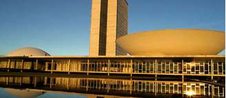 Com federações partidárias, cláusula de desempenho e limites mais rígidos para candidaturas, a eleição de 2026 registra forte queda no número de concorrentes.