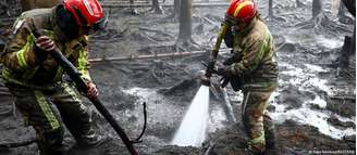 Combate ao fogo em Hohes Venn, na Bélgica. Incêndios em turfeiras podem ficar em brasa no subsolo por meses