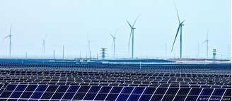 De painéis solares a turbinas eólicas, muitas tecnologias de energia renovável utilizam os "químicos eternos"