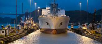 O Canal do Panamá depende de um sistema de eclusas preenchidas com água que eleva e abaixa os navios para permitir sua passagem