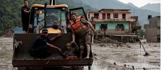 Enchentes repentinas devastaram vilarejos inteiros e infraestrutura crítica no Nepal