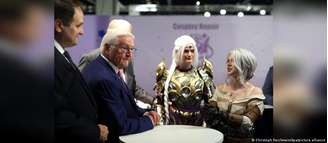Presidente da Alemanha, Frank-Walter Steinmeier (c.) durante visita a Gamecom