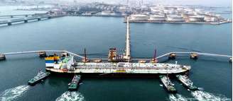 Petroleiro em terminal de importação chinês: compras de petróleo pela China são uma tábua de salvação fundamental para o Irã
