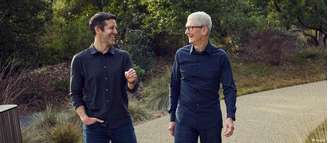 John Ternus (esq.) terá a missão de substituir Tim Cook no comando da Apple