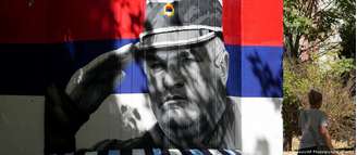 "Não há nenhuma cidade pequena na Sérvia que não tenha pelo menos um mural em homenagem a Ratko Mladic", afirma Jasmina Lazovic, diretora executiva do Centro de Direito Humanitário
