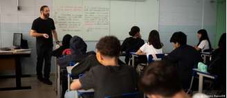 Estudantes de 15 anos no Brasil têm mais dificuldade em aplicar conhecimentos no dia a dia do que nos países da OCDE, diz estudo