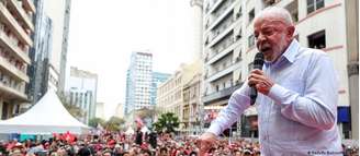 Lula na Boca Maldita, em Curitiba. Comício do presidente reuniu milhares na capital paranaense