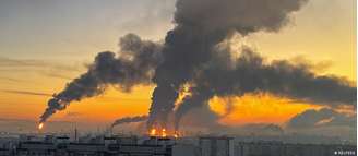 Colunas de fumaça sobem de refinaria em Moscou