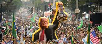 Parte da base bolsonarista chega a pedir intervenções de Trump no Brasil, a despeito de riscos à democracia apontados por especialistas