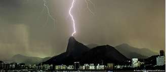 Raio no Corcovado em dia de tempestade no Rio de Janeiro
