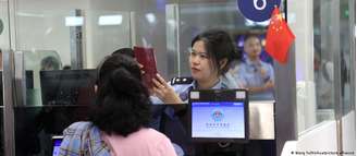 China estaria exigindo que pesquisadores, fundadores e executivos de destaque do setor de IA obtenham autorização antes de viajar ao exterior