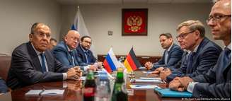 Sergei Lavrov (esq.) e Johann Wadephul (em frente a ele): relações entre Alemanha e Rússia andam tensas desde a invasão da Ucrânia
