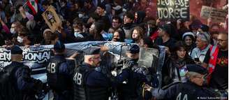 Manifestantes denunciam falta de professores, superlotação das salas de aula e uso excessivo da força policial durante os atos