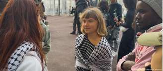 Greta Thunberg em frente ao colégio Paul-Éluard, em Saint-Denis
