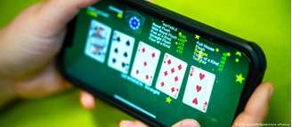 Os jogos de azar online são considerados altamente viciantes devido ao anonimato dos jogadores, à disponibilidade 24 horas por dia, entre outros fatores