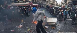 Na França, manifestações inicialmente pacíficas contra o alto custo de vida e a falta de recursos para escolas tornaram-se violentas