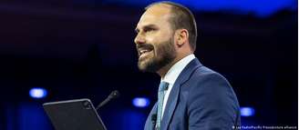 Eduardo Bolsonaro foi condenado pelo STF por tentar coagir a Justiça articulando sanções do governo de Trump ao Brasil para evitar condenação do pai, o ex-presidente Jair Bolsonaro, por tentativa de golpe de Estado