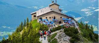 Vista da Kehlsteinhaus, ou "Ninho da Águia", que serviu a Adolf Hitler, no topo de montanha no sul da Alemanha