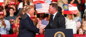 Donald Trump e o CEO da Audi, Gernot Döllner, em evento de campanha na Geórgia: pressionada por tarifas, Audi espera que seus planos de fabricar SUVs nos EUA impulsionem faturamento da empresa