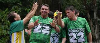 Tarcísio de Freitas (dir.) ao lado de Flávio Bolsonaro durante a campanha eleitoral