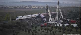 Trem de alta velocidade da companhia estatal Renfe colidiu na traseira de outro trem, da empresa Iryo, que estava parado