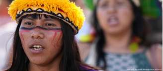 Mulheres da comunidade Guarani-Kaiowá cantam músicas tradicionais em frente ao Ministério da Justiça, em Brasília