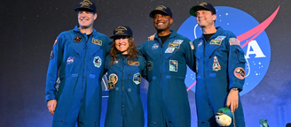 A tripulação da Artemis II — os astronautas da NASA Reid Wiseman, Victor Glover e Christina Koch, e o astronauta da Agência Espacial Canadense (CSA) Jeremy Hansen — é recebida de volta em uma cerimônia realizada no Centro Espacial Johnson, da NASA, em Houston, após sua histórica missão de 10 dias ao redor da Lua e de volta à Terra
