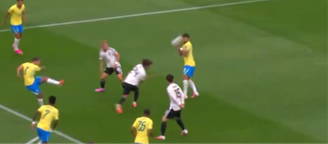 Chute de Bruno Guimarães acabou interceptado pelo rosto de Paquetá