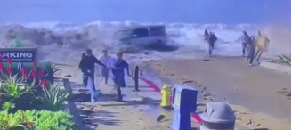 Forte onda invade praia e deixa pessoas e deixa feridos nos EUA