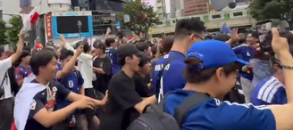 Japoneses celebram empate 'invadindo' famoso cruzamento em Tóquio e liberam após sinal abrir