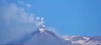 Vulcão Etna expelindo anéis de fumaça