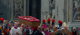 Caixão com o corpo do papa Francisco chega à Basílica de São Pedro