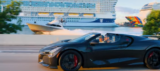 Um Bugatti Mistral enfrentou um Badco 50 Gameboat em uma corrida pela costa de Miami