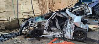 Imagens do Corpo de Bombeiros mostram veículos que ficaram destruídos com o choque