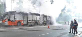 Ônibus pega fogo na Avenida Rebouças, zona oeste de São Paulo.