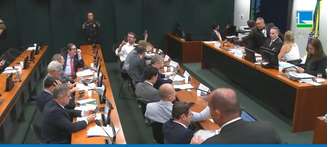 Comissão de Ética da Câmara aprova parecer para punir deputados da oposição