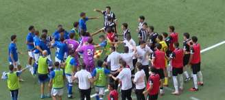 Confusão generalizada no clássico entre Atlético-MG e Cruzeiro pela final do Campeonato Mineiro Sub-20