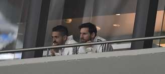 Messi acompanhou a goleada da Espanha ao lado de Lanzini na tribuna (Foto: Gabriel Bouys / AFP)